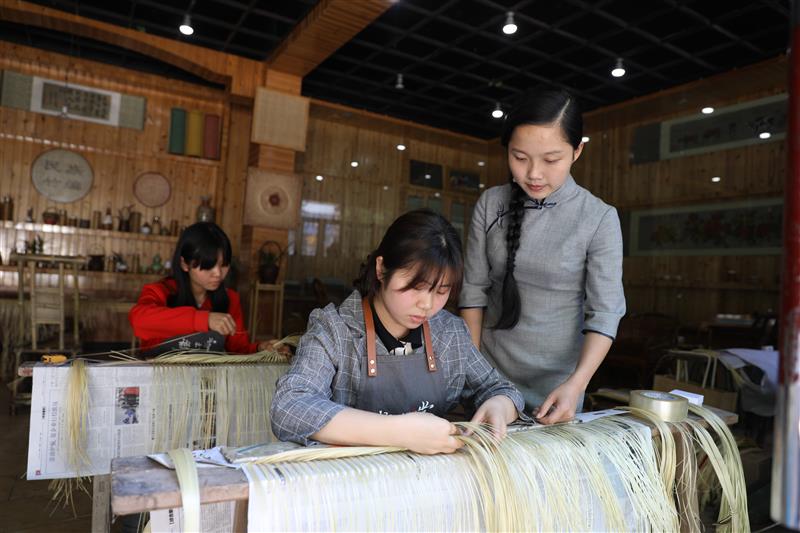 5月2日,杨昌芹(右)在指导村民学习平面竹编.